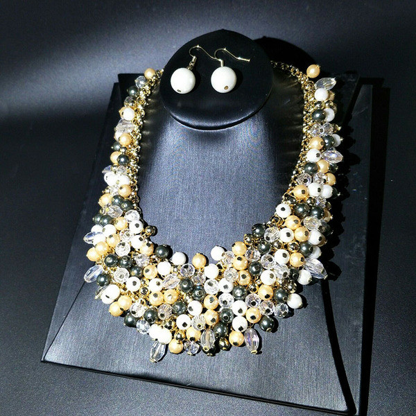 Μοντέρνο σετ από κοντά σκουλαρίκια και κολιέ με πέρλες 