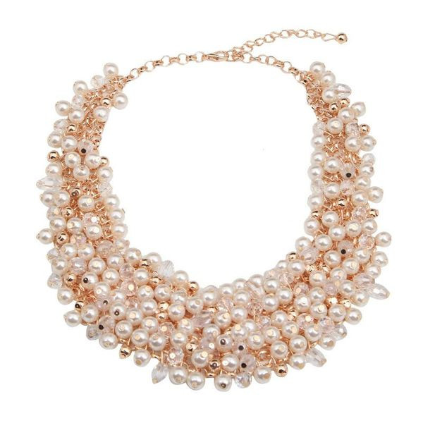 Μοντέρνο σετ από κοντά σκουλαρίκια και κολιέ με πέρλες 