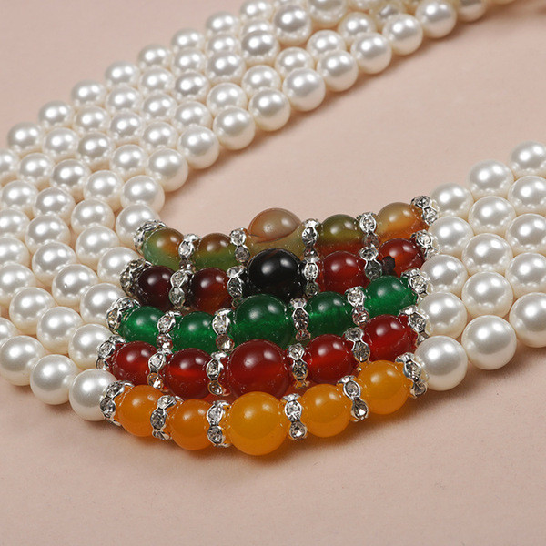 Kaasaegne pärlitega kaela- ja käevõru komplekt