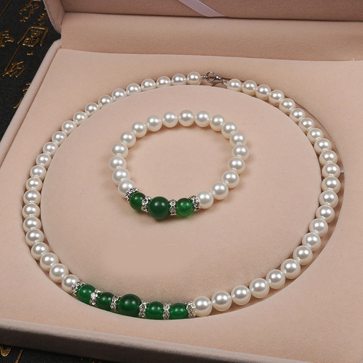 Kaasaegne pärlitega kaela- ja käevõru komplekt