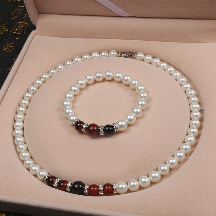 Kaasaegne pärlitega kaela- ja käevõru komplekt