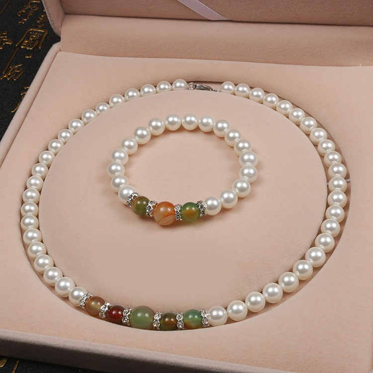 Kaasaegne pärlitega kaela- ja käevõru komplekt