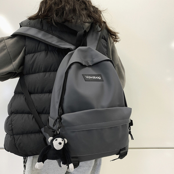 Μοντέρνο ανδρικό σακίδιο με τρισδιάστατο στοιχείο και φερμουάρ