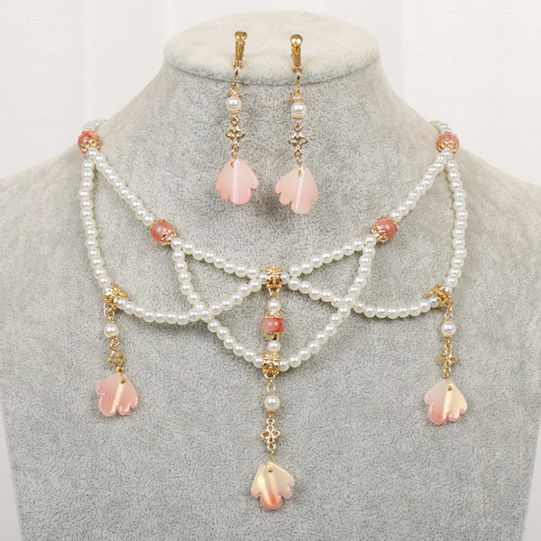 Naiste vabaaja komplekt kaelakeedest ja pikkadest kõrvarõngastest kolmes mudelis