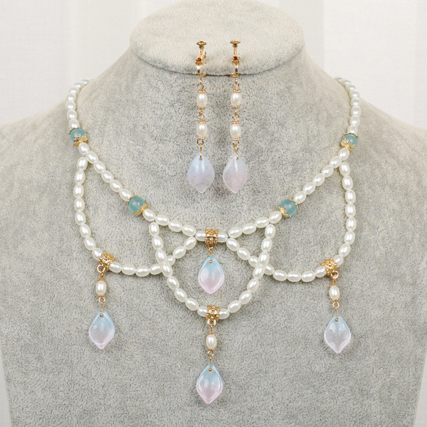 Naiste vabaaja komplekt kaelakeedest ja pikkadest kõrvarõngastest kolmes mudelis