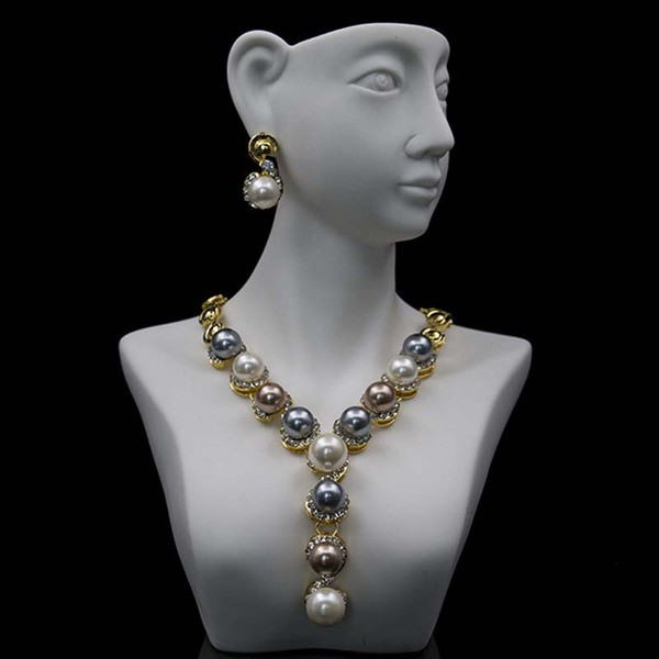 Stiilne pärlitega kaelakee ja kõrvarõngaste komplekt