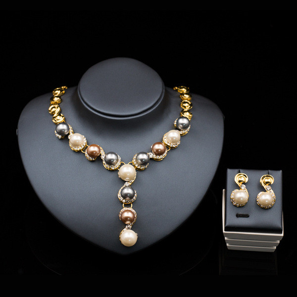 Stiilne pärlitega kaelakee ja kõrvarõngaste komplekt