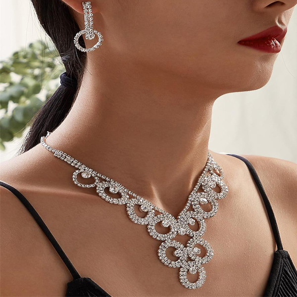 Κομψό γυναικείο σκουλαρίκι και κολιέ με διακοσμητικές πέτρες