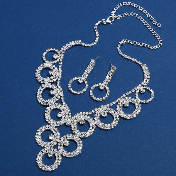 Κομψό γυναικείο σκουλαρίκι και κολιέ με διακοσμητικές πέτρες