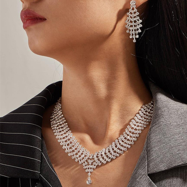 Γυναικείο κομψό σετ σκουλαρίκια και κολιέ με διακοσμητικές πέτρες