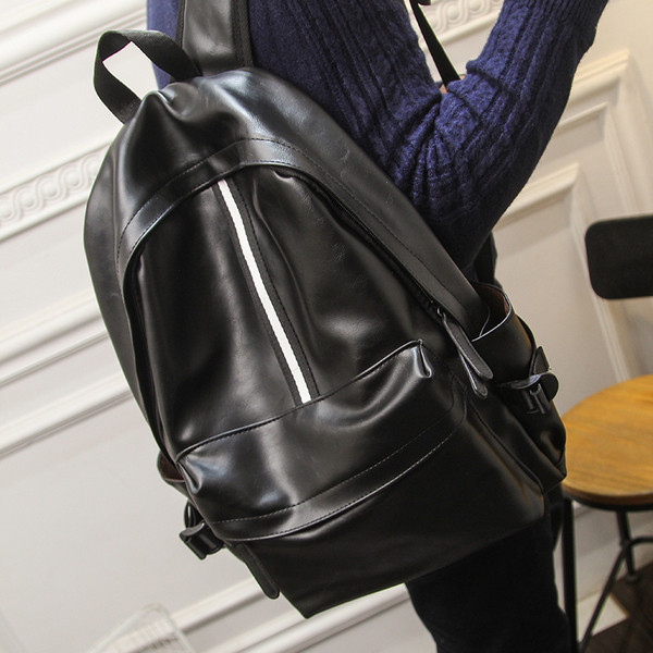 Férfi fekete bőr hátizsák csattal