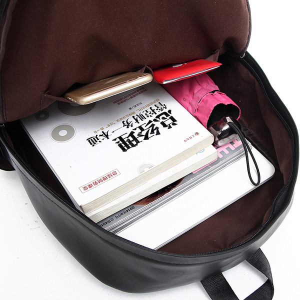 Férfi fekete bőr hátizsák csattal