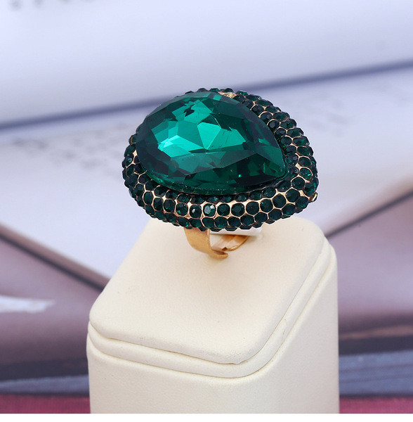 Стилен дамски пръстен в кръгла форма с декоративни камъни