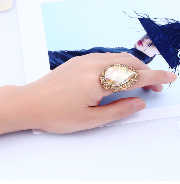 Стилен дамски пръстен в кръгла форма с декоративни камъни