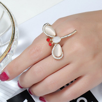 Дамски пръстен с декоративни камъни