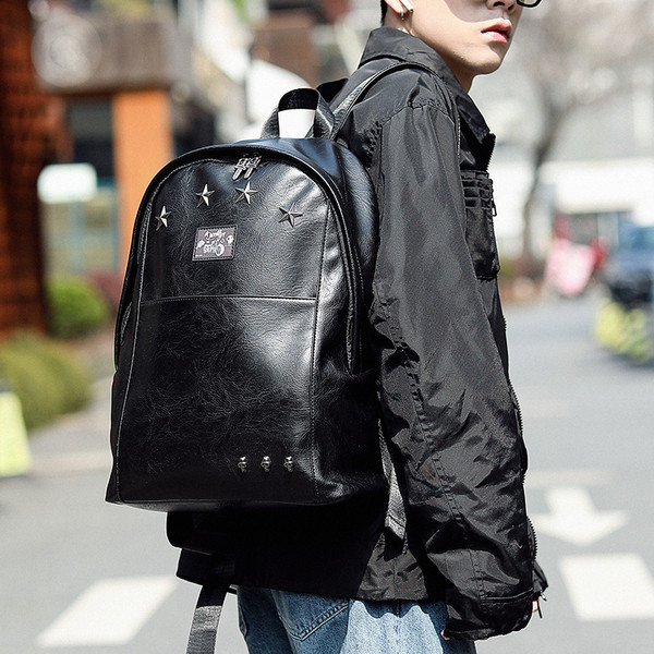 Moodne meeste nahast seljakott metallelementidega