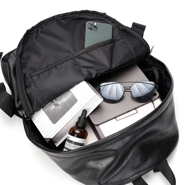 Moodne meeste nahast seljakott metallelementidega