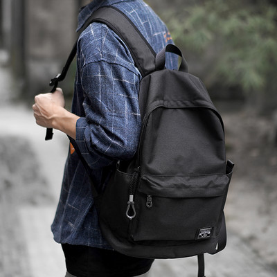 Moodne musta esitaskuga meeste seljakott