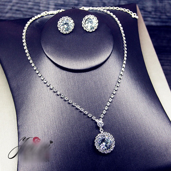 Κομψό γυναικείο σετ κολιέ και σκουλαρίκια και διακοσμητικές πέτρες