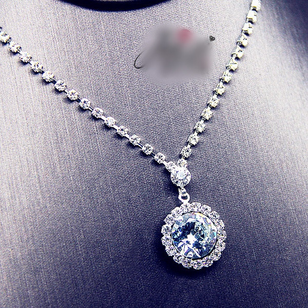 Κομψό γυναικείο σετ κολιέ και σκουλαρίκια και διακοσμητικές πέτρες