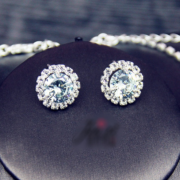 Κομψό γυναικείο σετ κολιέ και σκουλαρίκια και διακοσμητικές πέτρες