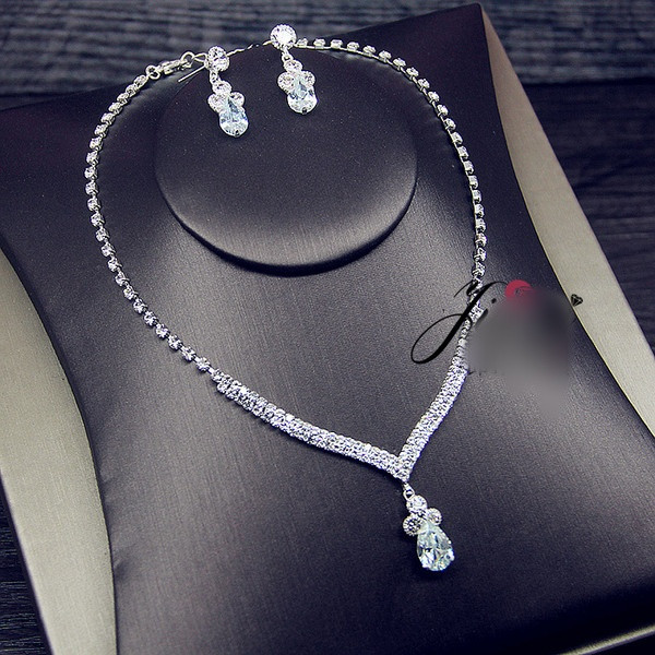 Γυναικείο μοντέρνο σετ κολιέ και σκουλαρίκια με διακοσμητικές πέτρες