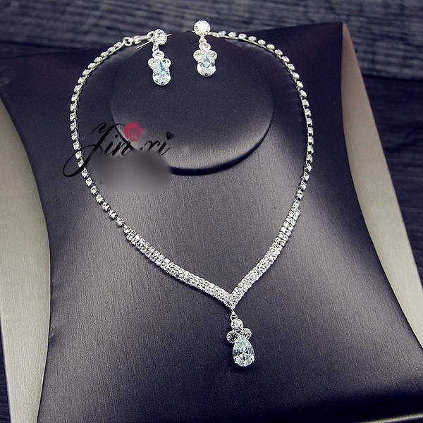 Γυναικείο μοντέρνο σετ κολιέ και σκουλαρίκια με διακοσμητικές πέτρες