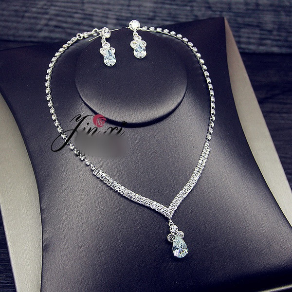 Γυναικείο μοντέρνο σετ κολιέ και σκουλαρίκια με διακοσμητικές πέτρες