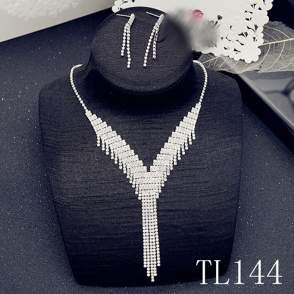 Stílusos női nyaklánc és fülbevaló szett