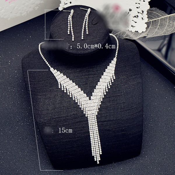 Stílusos női nyaklánc és fülbevaló szett