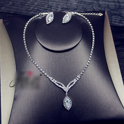 Γυναικείο κομψό σετ σκουλαρίκια και κολιέ