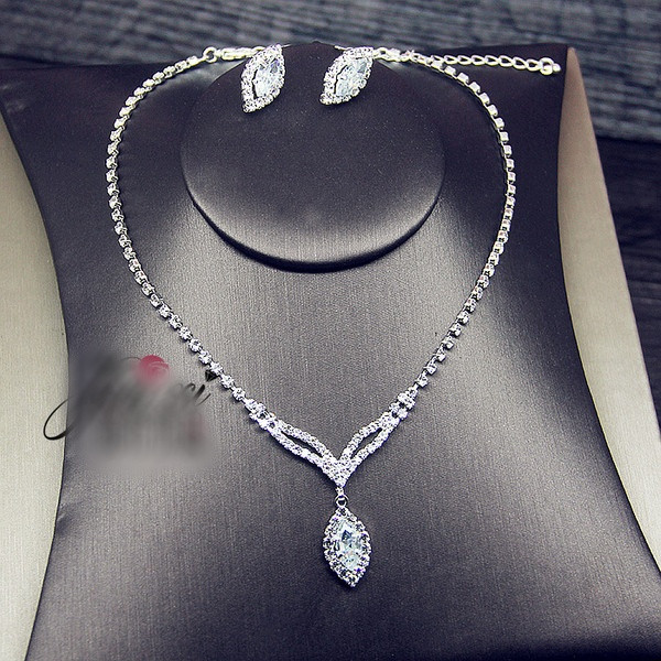 Γυναικείο κομψό σετ σκουλαρίκια και κολιέ