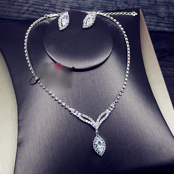 Γυναικείο κομψό σετ σκουλαρίκια και κολιέ