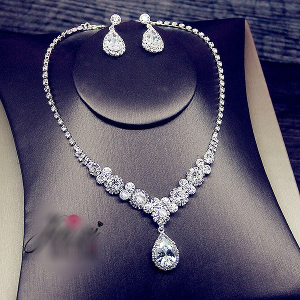 Σύγχρονο γυναικείο σετ κολιέ και σκουλαρίκια με πέτρες