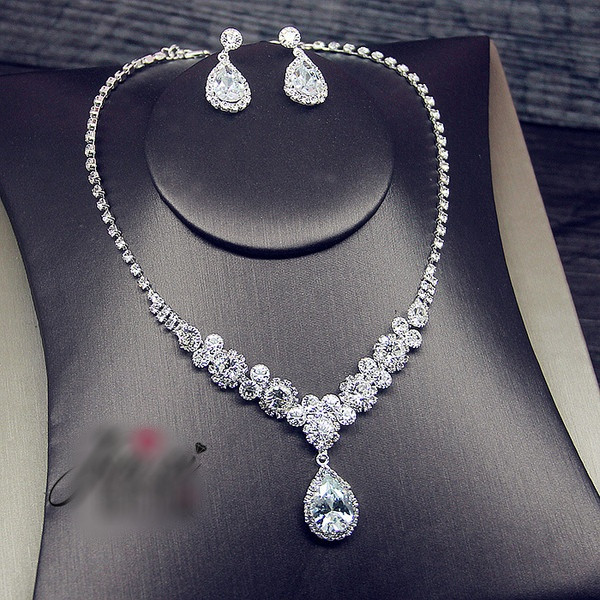 Σύγχρονο γυναικείο σετ κολιέ και σκουλαρίκια με πέτρες