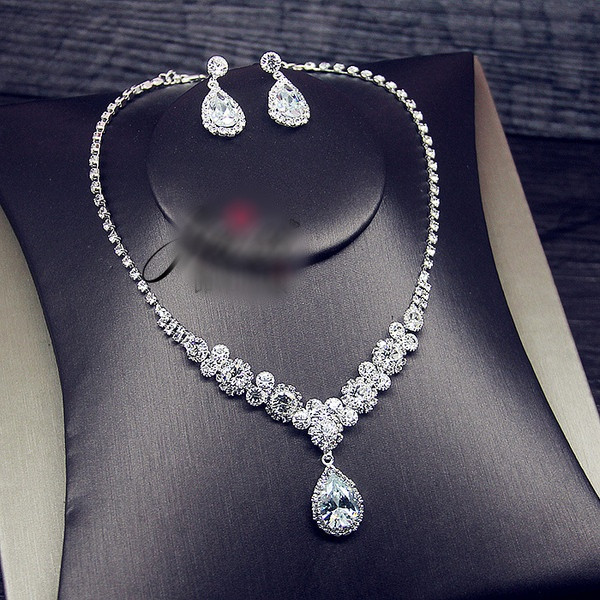 Σύγχρονο γυναικείο σετ κολιέ και σκουλαρίκια με πέτρες