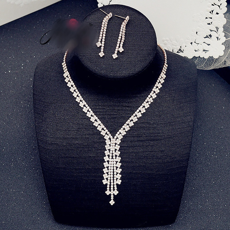 Moodne pikkade kõrvarõngaste ja kaelakee komplekt