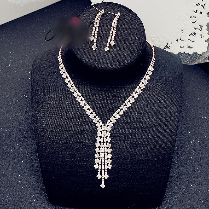 Moodne pikkade kõrvarõngaste ja kaelakee komplekt