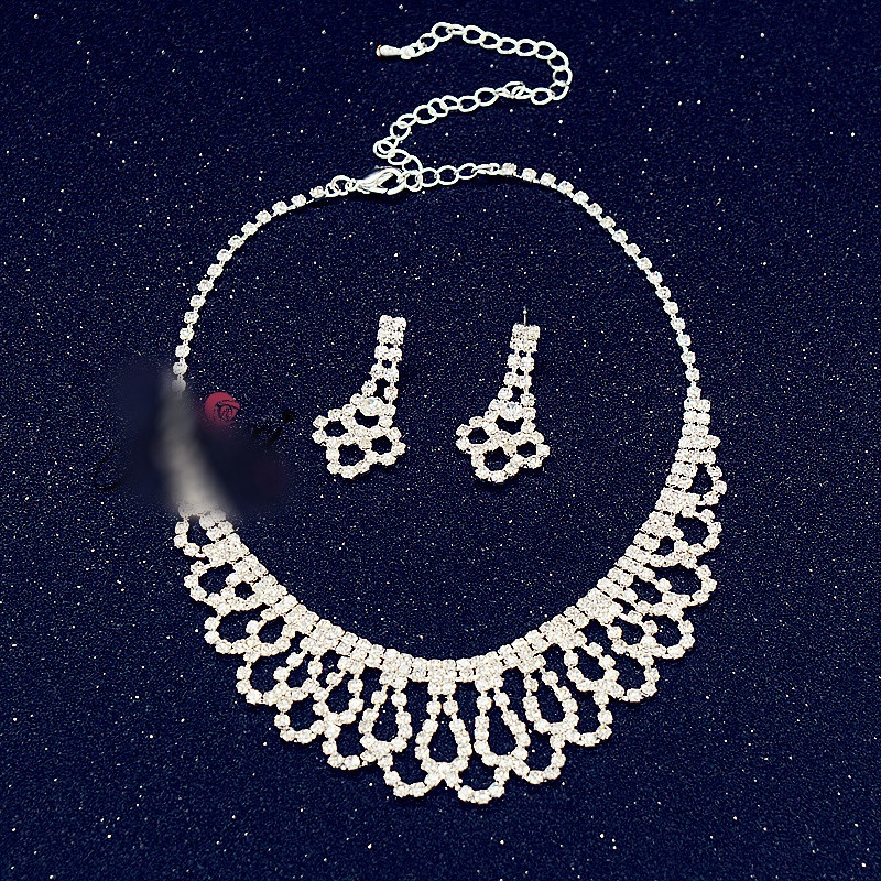 Naprakész nyaklánc és hosszú fülbevaló készlet