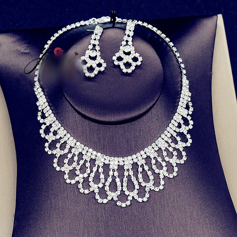 Naprakész nyaklánc és hosszú fülbevaló készlet