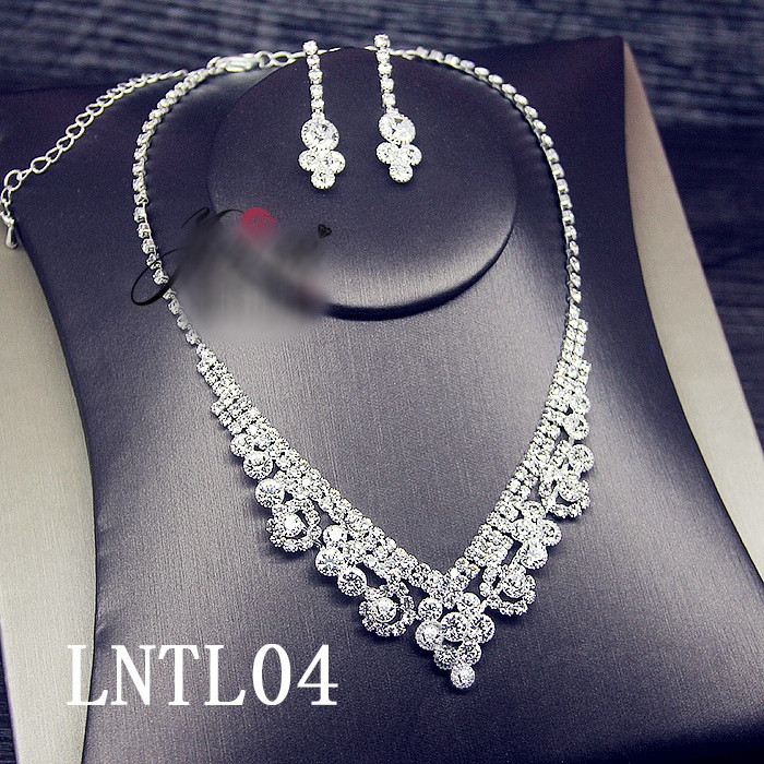 Stílusos női nyaklánc és hosszú fülbevaló szett