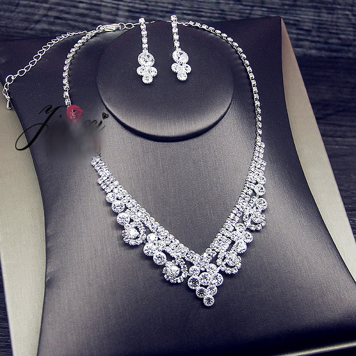 Stílusos női nyaklánc és hosszú fülbevaló szett