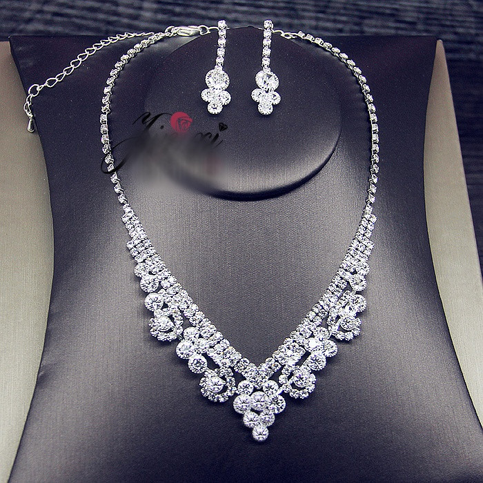 Stílusos női nyaklánc és hosszú fülbevaló szett