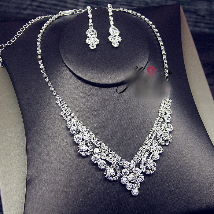 Stílusos női nyaklánc és hosszú fülbevaló szett