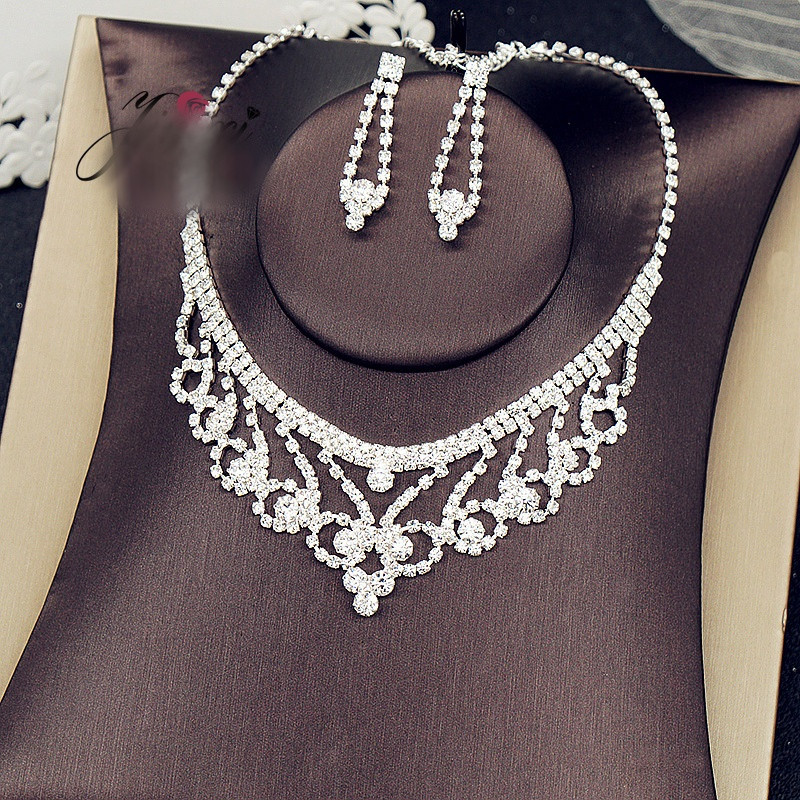 Μοντέρνο γυναικείο σετ κολιέ και μακριά σκουλαρίκια με πέτρες