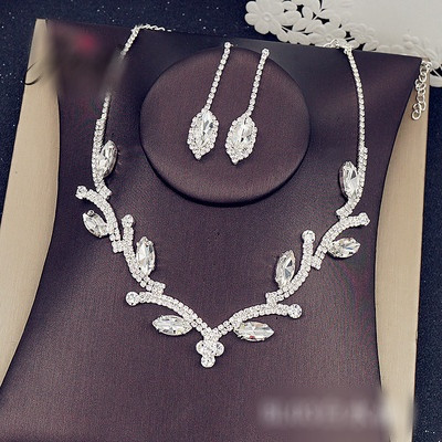 Stílusos női szett hosszú fülbevalóból és kövekkel díszített nyakláncból