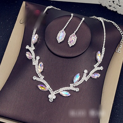 Stílusos női szett hosszú fülbevalóból és kövekkel díszített nyakláncból