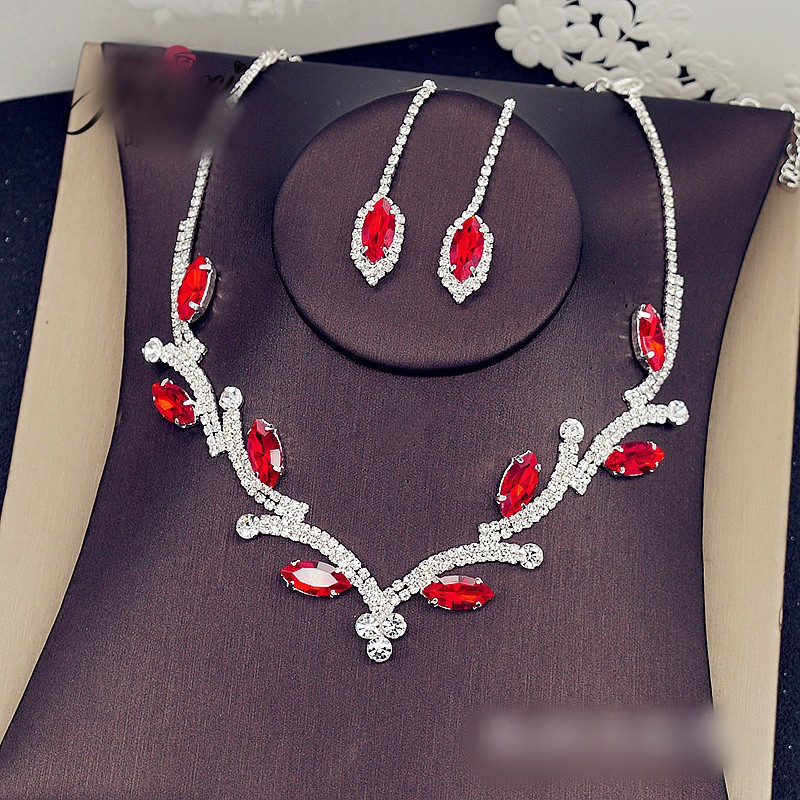 Stílusos női szett hosszú fülbevalóból és kövekkel díszített nyakláncból