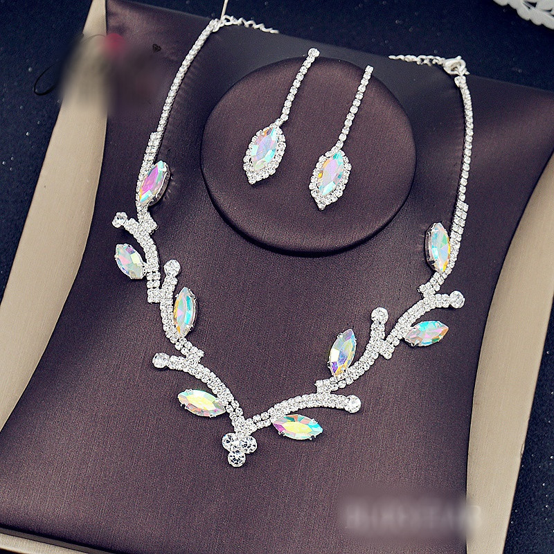 Stílusos női szett hosszú fülbevalóból és kövekkel díszített nyakláncból