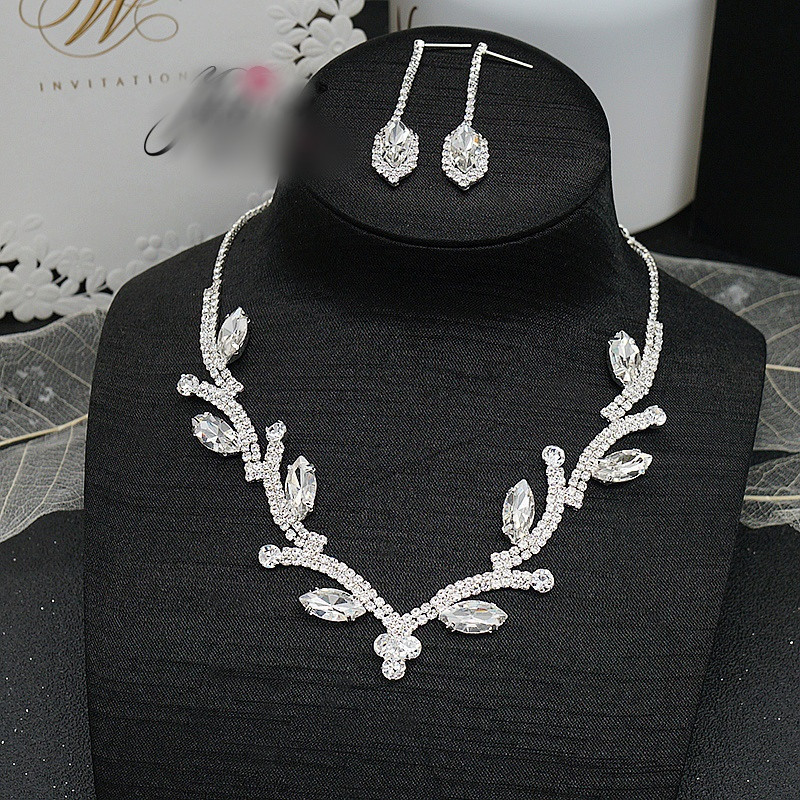 Stílusos női szett hosszú fülbevalóból és kövekkel díszített nyakláncból